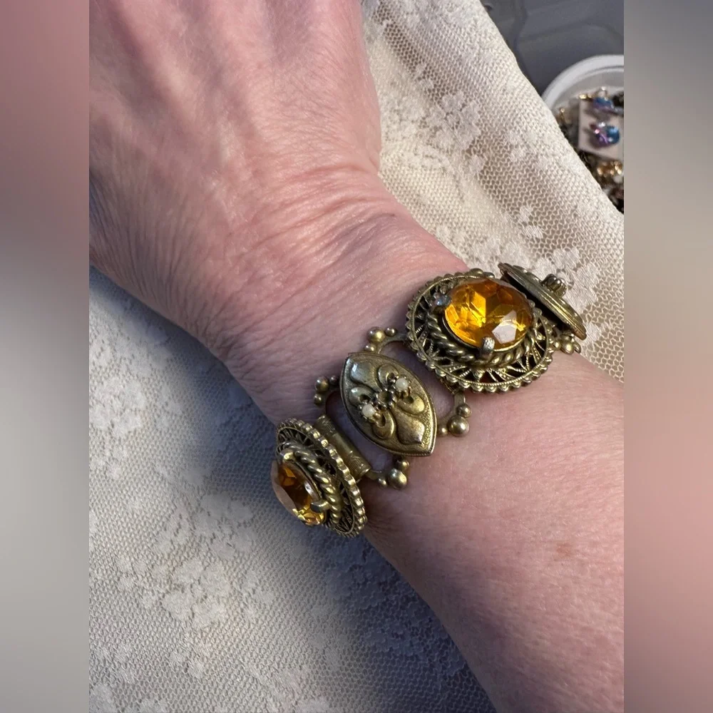 Elegant Vintage Gold-Tone Bracelet with Amber Inspired Accents Read Below